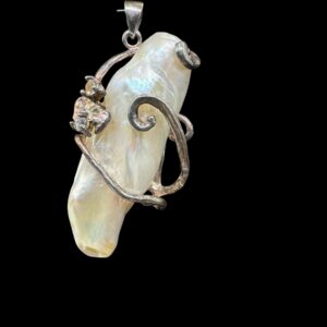 Traditional Mom-of-Pearl Necklace Pendant